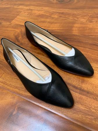 Photo Black leather flat shoes-New $25