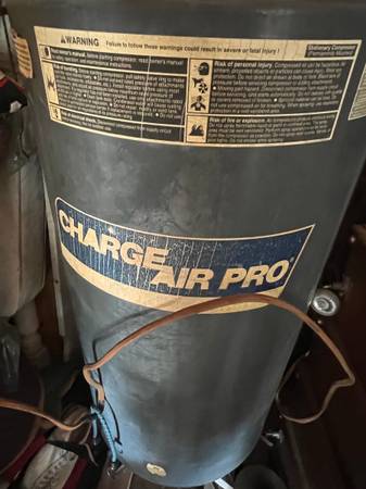 Photo Charge pro air compressor 6.5 hp 60 gallon. $450