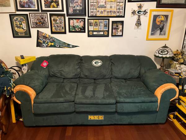 Photo Green Bay Packer sofa. Officially licensed by the NFL $450