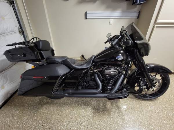 Photo HD 2023 - ROAD KING SPECIAL VIVID BLACK CUSTOME NEVER RIDDEN $47,000