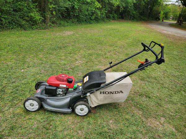 Photo LIKE NEW Honda HRX217HYA Lawn mower $600