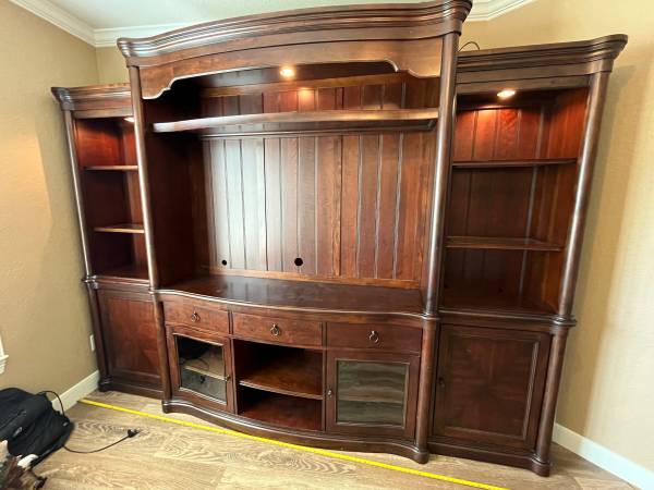 Photo Large wood entertainment center $900