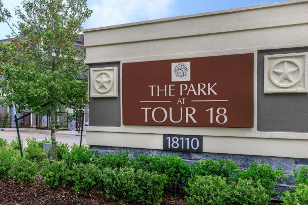 Photo Lease Your Dream Home with Golf Course and Lake Views at Park at Tour $1,267