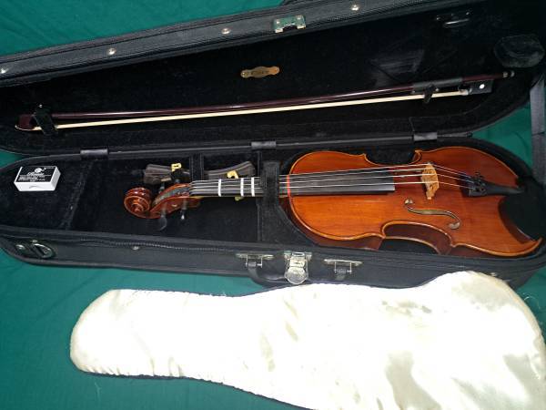 Lisle Model 96 44 violin, case, bow, neck rest, rosin $325