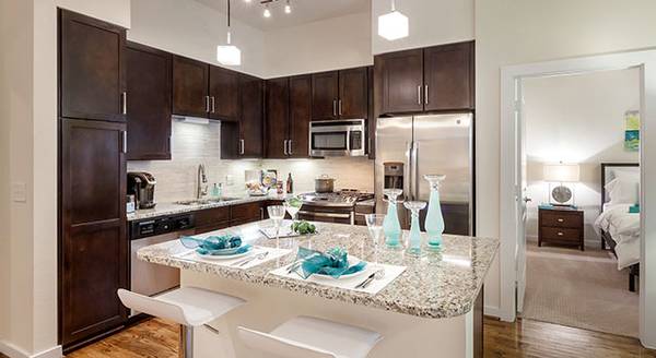 Photo MOVE-IN SPECIAL 5 WKS FREE ON UPSCALE MID-RISE APARTMENTS IN THE GALL $1,830
