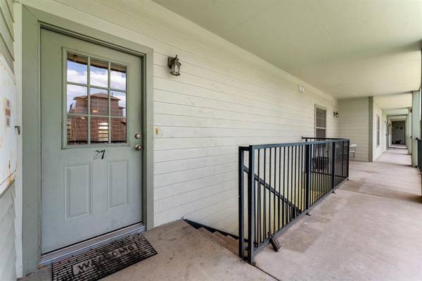 Photo Midtown-two-story condo. Open floor plan with high ceilings $2,000