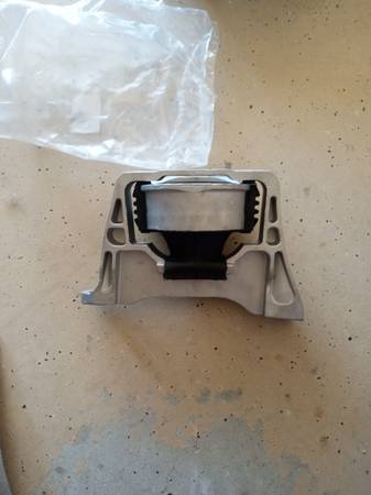 Photo New 2012-2018 Ford focus engine mount $35
