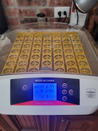 Photo New automatic incubator egg turner $100