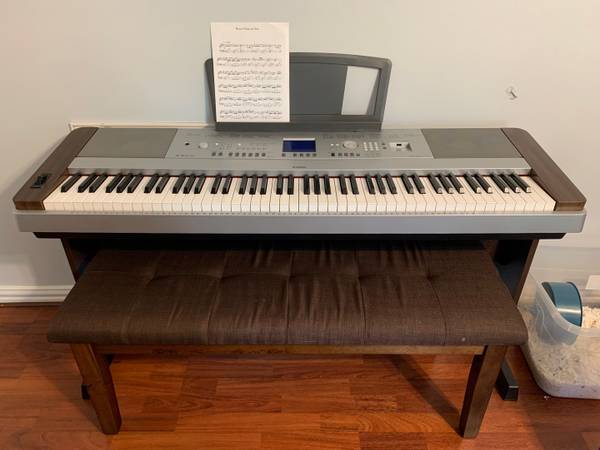 Photo Piano Yamaha DGX-640 $200