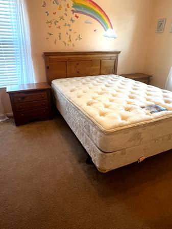 Photo Queen Bed, Headboard  Nightstands $300