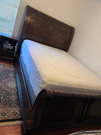 Photo Queen size sleigh bed with one night stand $280