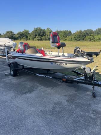 Photo Ranger bass boat $8,500