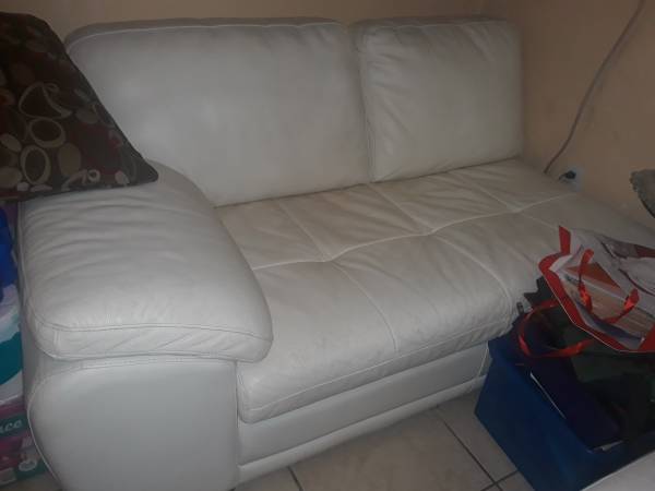 Photo Real White 3 pc Sectional from the Leather Store Great Condition $975