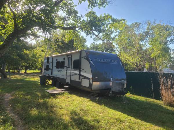 Photo Single RV Available for Rent on Land $799
