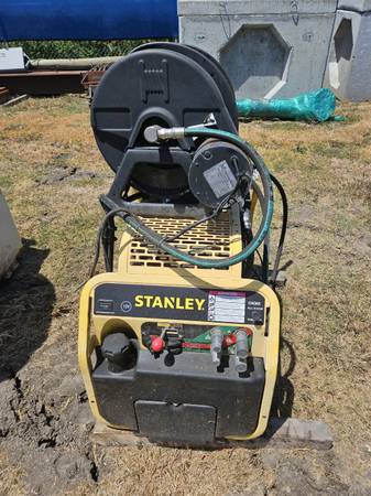 Photo Stanley 12V Hydraulic truck mounted power unit with hose reel $4,500