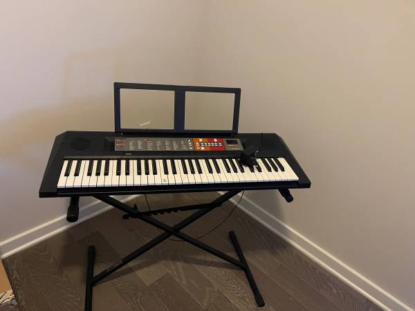 Photo Yamaha piano keyboard $180