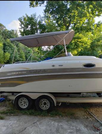 Photo boat 238 sun deck boat Crownline $15,000