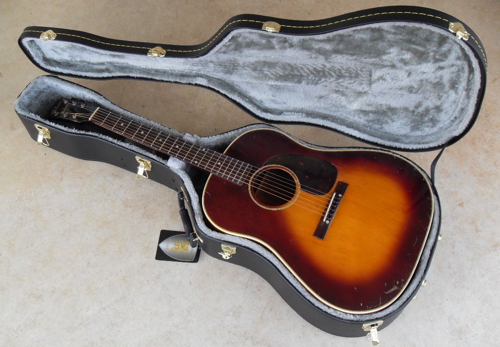 Photo 1942 Gibson J-45 Banner Head Guitar
