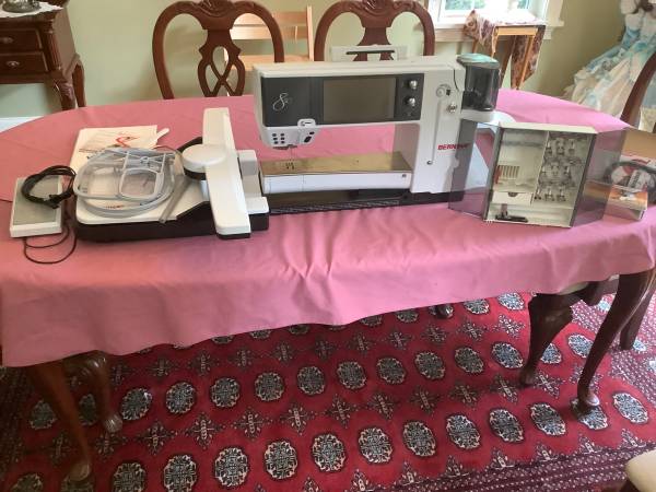 Photo Bernina 830 embroidery sewing machine $1,800