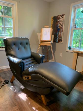 Photo Contour Lounge Chair $900