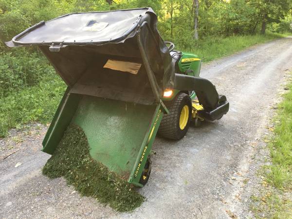 Photo JOHN DEERE power flow with mc519 collection cart bagger $900