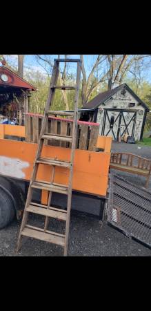 Photo Old wooden ladder $5