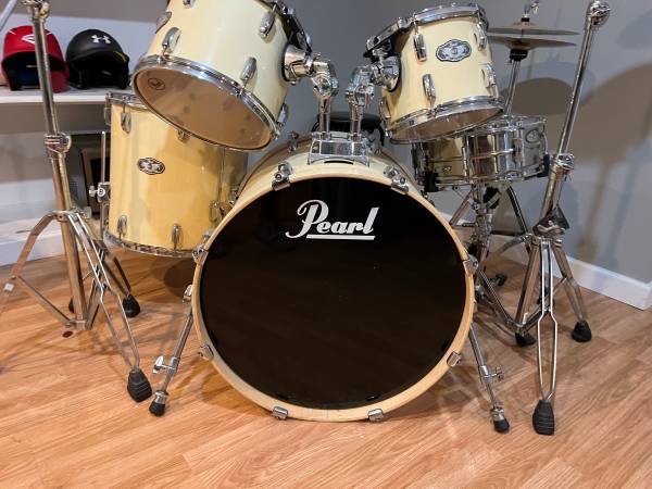 Photo Pearl Drum Set $450