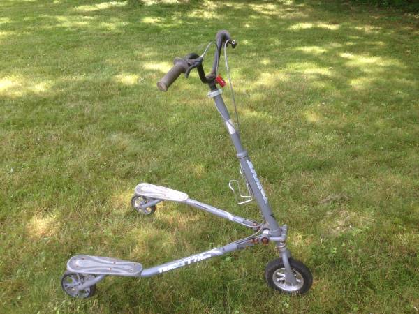 Photo TRIKKE T78cs Convertible Folding Carving Scooter $200