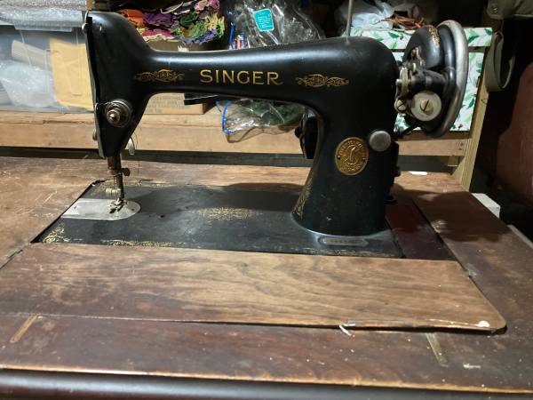 Photo Vintage Singer Sewing Machine $100