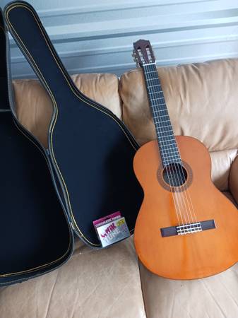 Photo Yamaha CG100A Guitar, Case and tuner $90