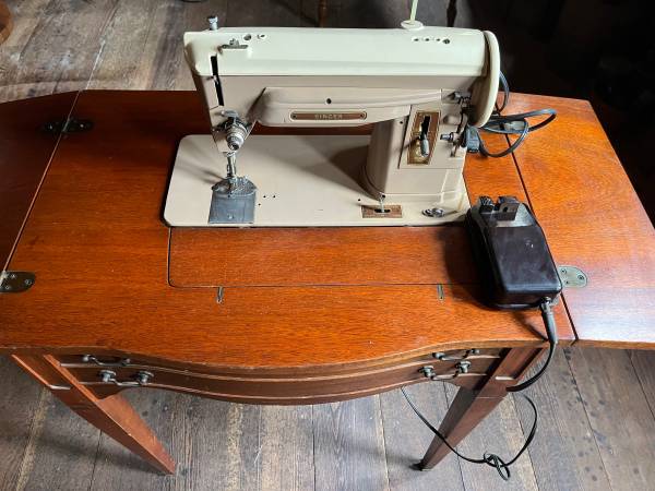 Photo 1950s Singer Sewing Machine  Cabinet $225