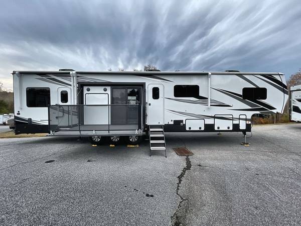 Photo 2021 Jayco Seismic 4113 with vinyl exterior graphics package $55,690