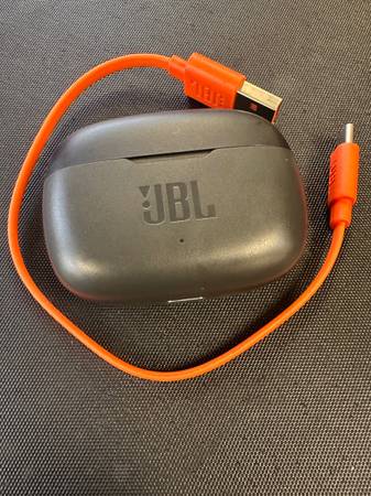 Photo JBL Bluetooth ear pods $30