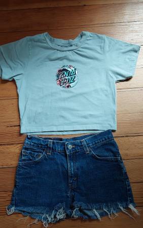 Photo Santa cruz tshirt levi jeans $20