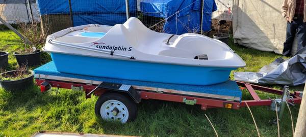 Photo Sun Dolphin 5 Pedal Boat $800