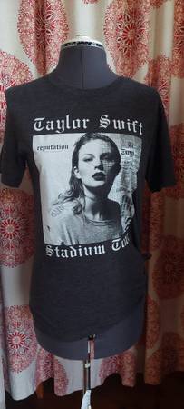 Photo Taylor Swift Reputation Tour shirt small $20