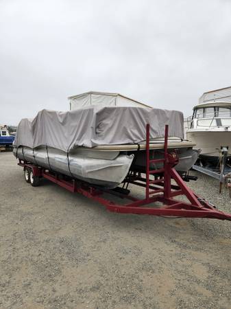 Tracker party barge PONTOON 2006 $23,500
