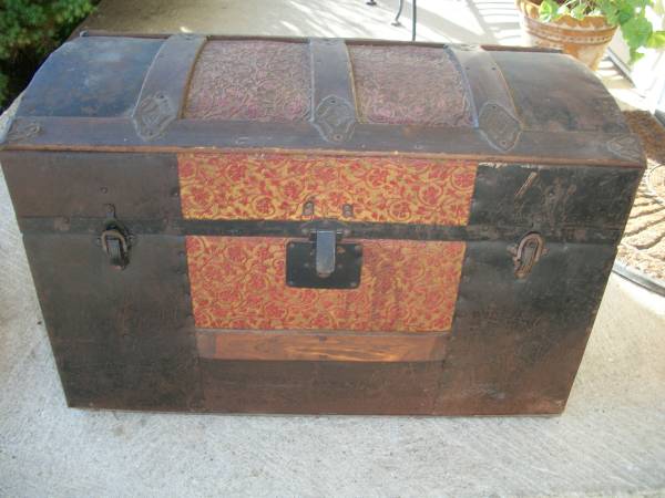 Photo 1899 SMALL ANTIQUE CAMEL BACK STEAMER TRUNK $139
