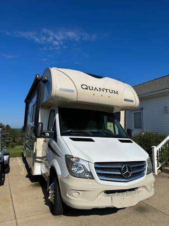 Photo 2018 Thor Quantum Motorcoach Diesel RV Low Miles $83,000