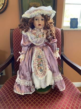 Photo Vintage Seymour Mann Porcelain Collector Doll Emily $40