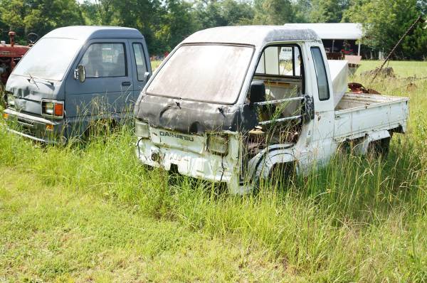 Photo (2) 1990 Daihatsu hi-jet jumbo cab mini trucks for repair or parts $1,600