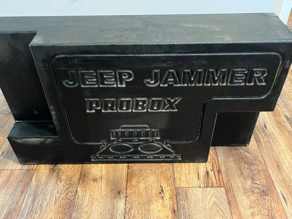 Photo Jeep Pro Box with D and D 10 inch sub and crunch  $300