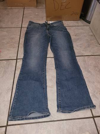 Photo Levi Strauss Gold Signature Mid-Rise Boot Cut Jeans (29x30) $15