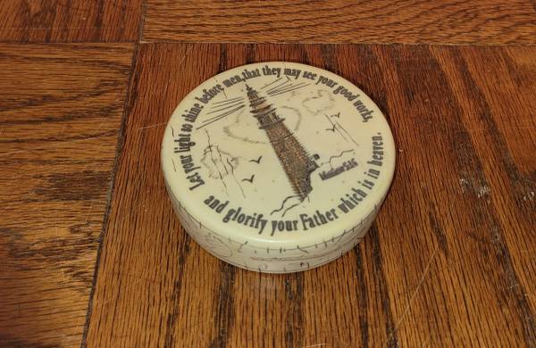 Photo Vintage 1999 House Of Loyd Lighthouse Paperweight $15