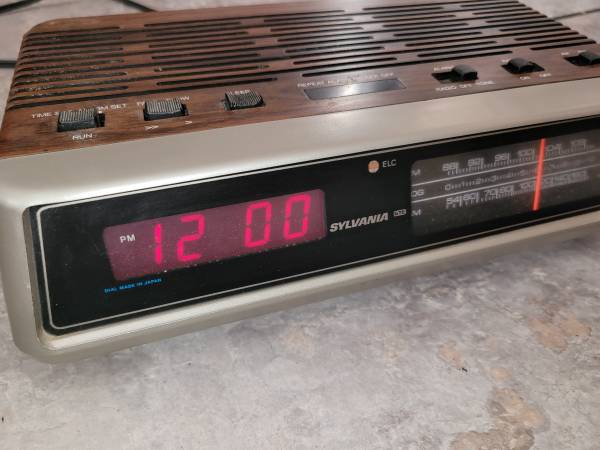Photo Vintage Sylvania SFP10-00 Alarm Clock Radio with headphone jack $15