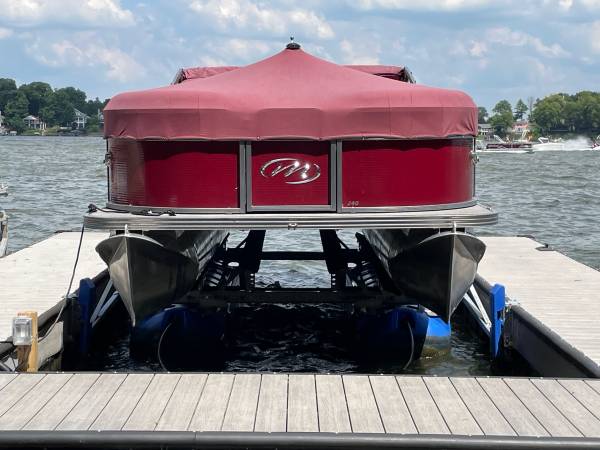 Photo 2020 24-foot Manitou Aurora LE pontoon ONLY 39 HOURS $38,000