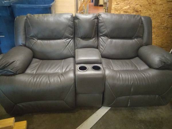 Double Recliner wPower and Middle Console $160