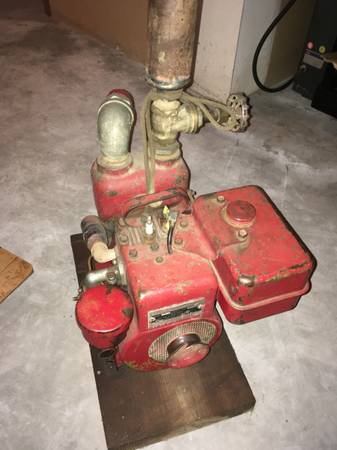 Photo Gas engine with water pump 5 HP flood transfer pump $175