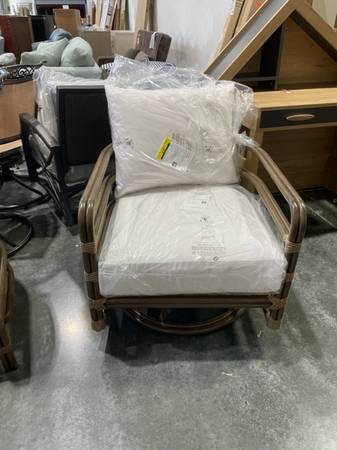 Photo Malibu Swivel Wrought Aluminum Patio Chair with Cushions New $500