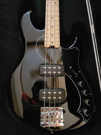 Photo PRICE DROPPristine Fender USA Deluxe Dimension HH IV 2013 Gloss Black Bass $1,480